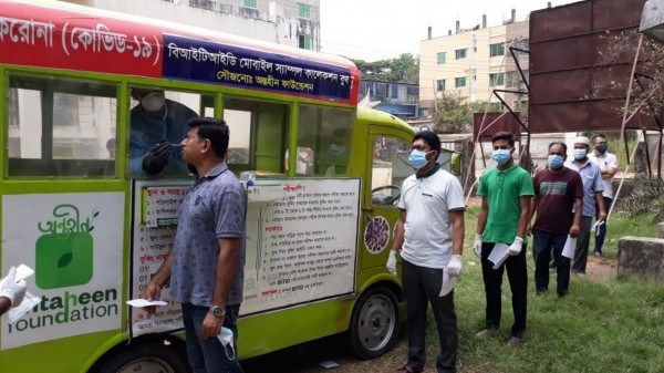 গাড়ির মাধ্যমে ঘুরে ঘুরে করোনার নমুনা সংগ্রহের করছে চট্টগ্রামে